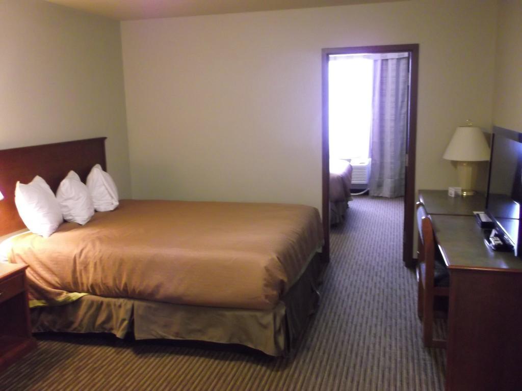 Foxwood Inn And Suites Fox Creek 객실 사진