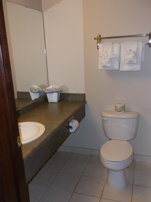 Foxwood Inn And Suites Fox Creek 객실 사진
