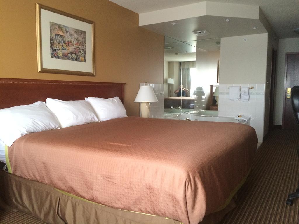 Foxwood Inn And Suites Fox Creek 객실 사진
