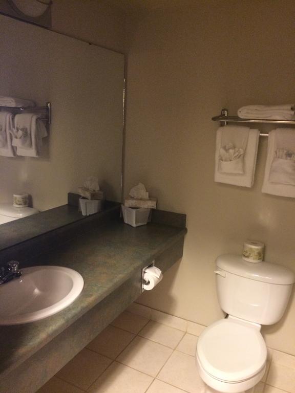 Foxwood Inn And Suites Fox Creek 객실 사진