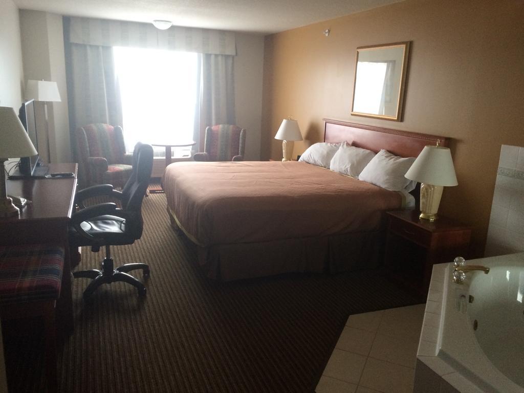 Foxwood Inn And Suites Fox Creek 객실 사진
