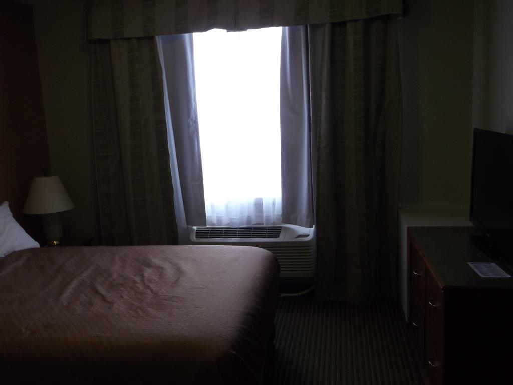 Foxwood Inn And Suites Fox Creek 객실 사진