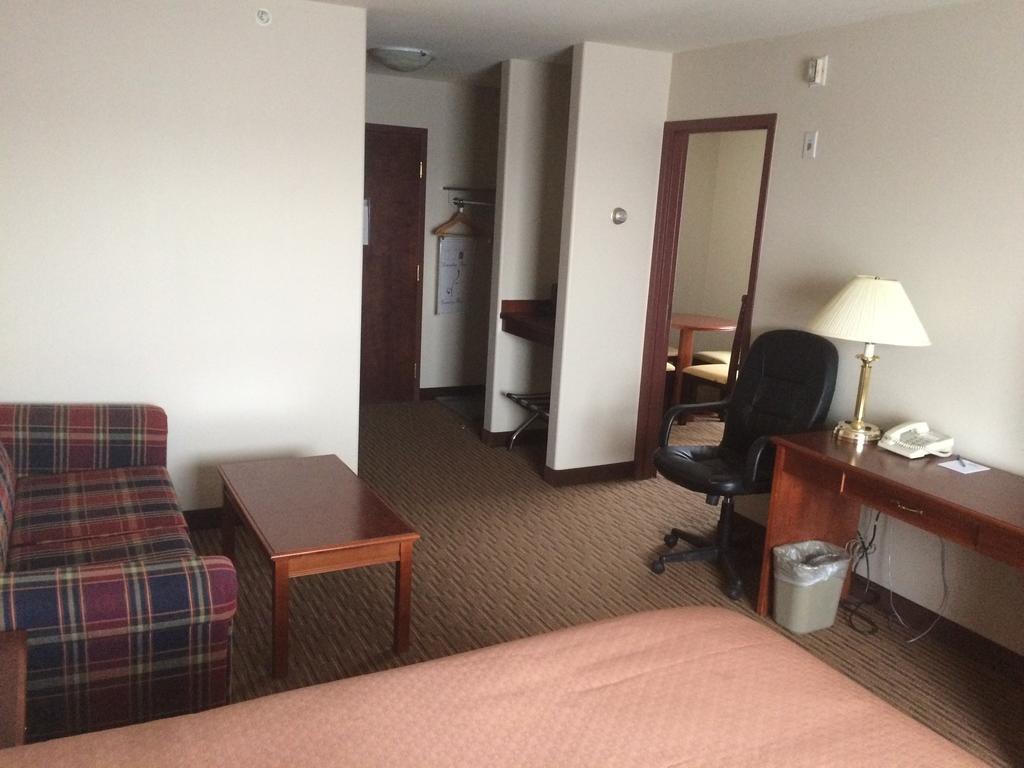 Foxwood Inn And Suites Fox Creek 객실 사진