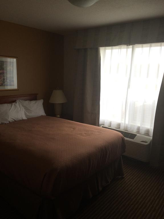Foxwood Inn And Suites Fox Creek 객실 사진