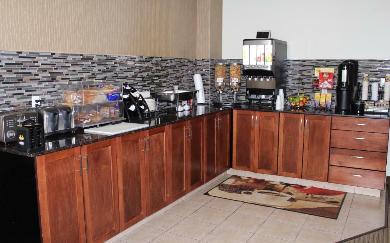 Foxwood Inn And Suites Fox Creek 외부 사진